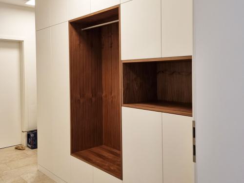 Garderobe I Weiß | Nussbaum I