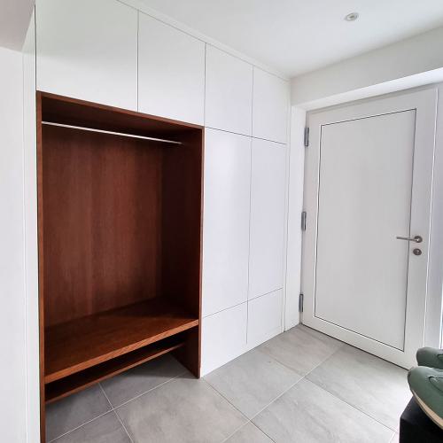 Garderobe I Weiß | Nussbaum II