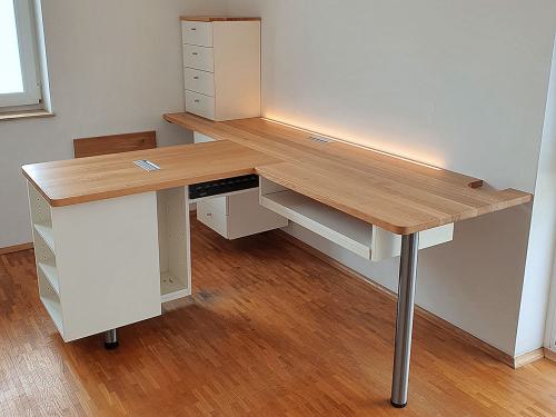 Schreibtisch